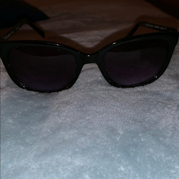 Tommy Hilfiger sunglasses! - Picture 2 of 4